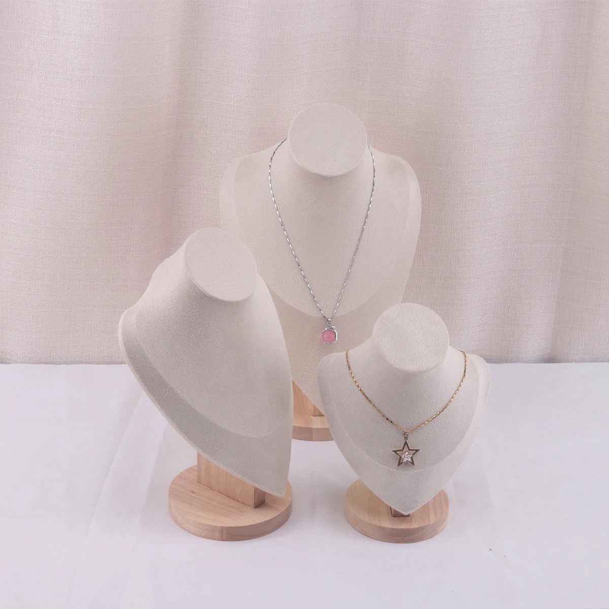 Présentoir de colliers en velours