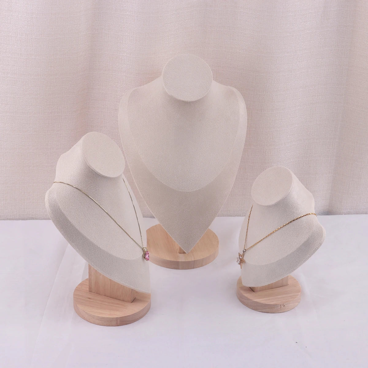 Présentoir de colliers en velours