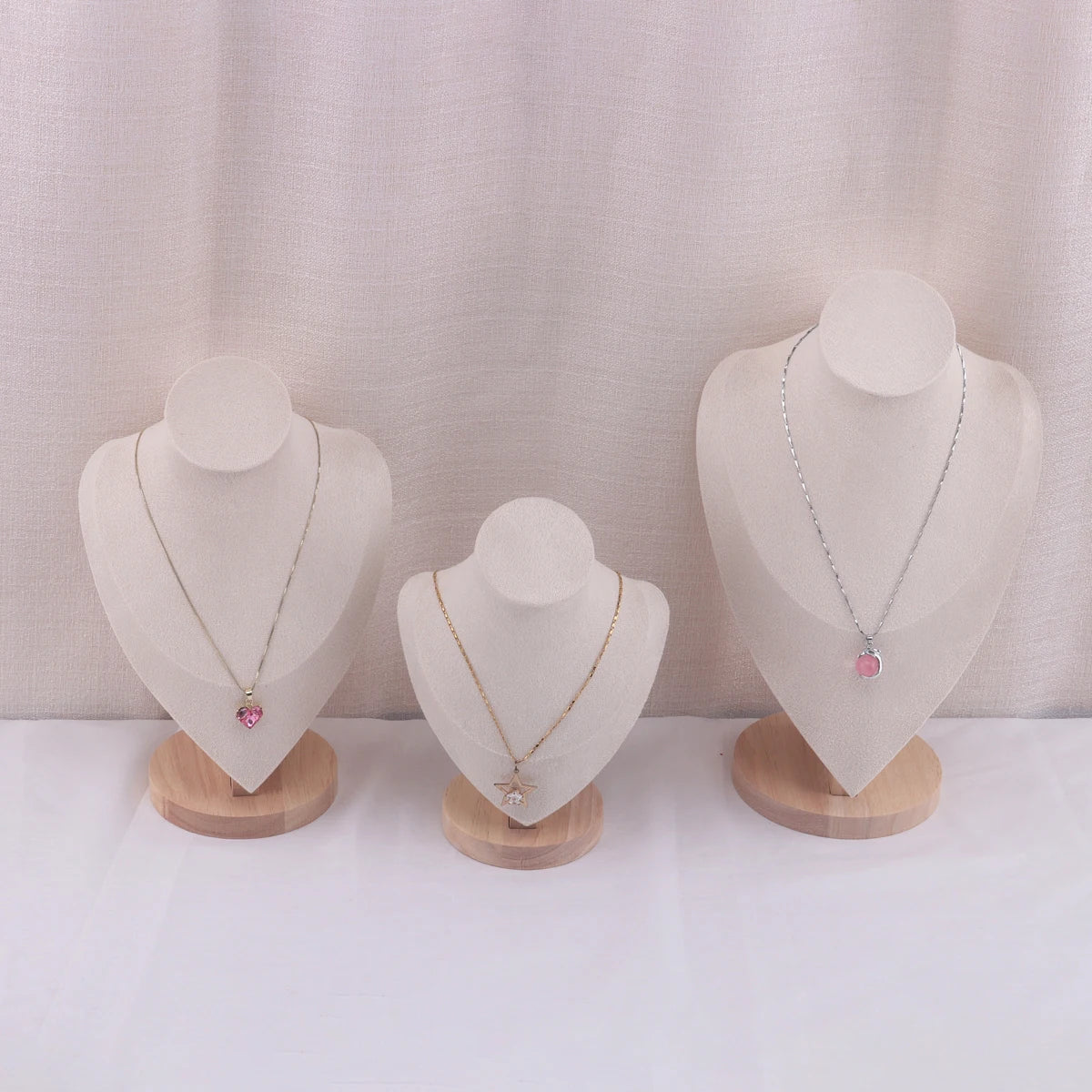 Présentoir de colliers en velours